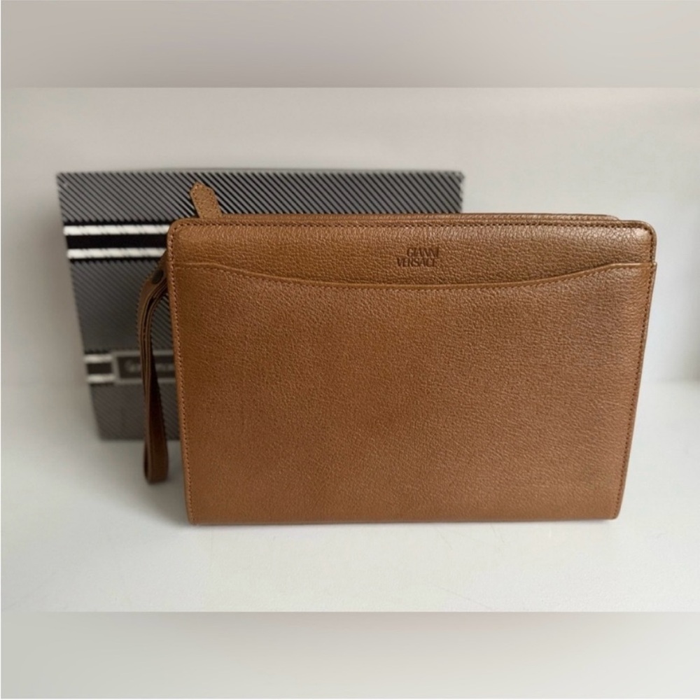 ❌SOLD❌GIANNI VERSACE Deadstock Vintage Warm
Brown Leather Zip Clutch Wristlet - Picture 3 of 11
